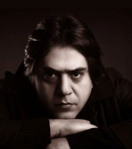 مانی رهنما طلای رو سیاه